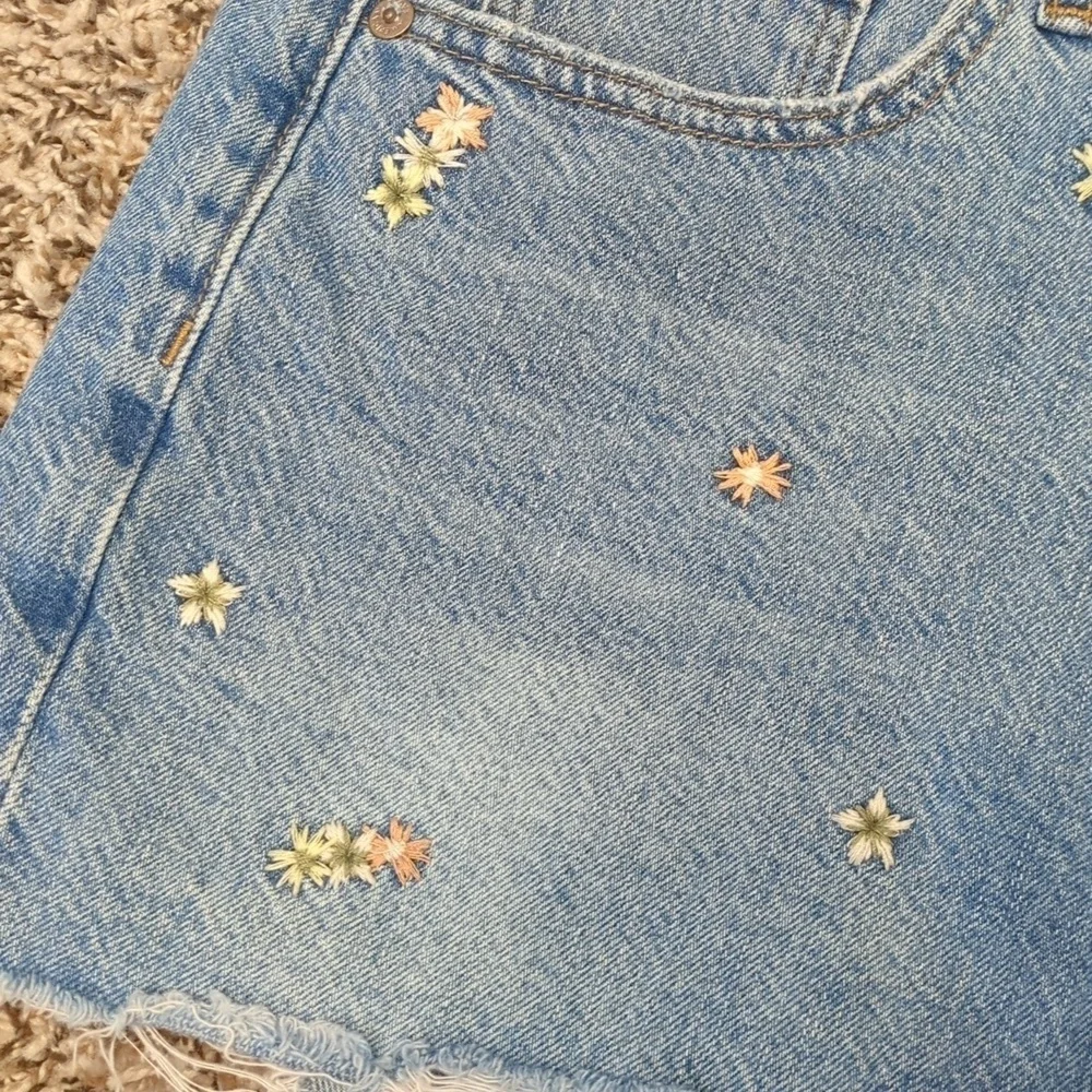 American Eagle bue floral embroidered high rise denim cut off mom shorts - Picture 2 of 11